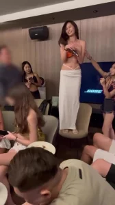 顶级富人圈 会所名媛盛宴 富哥们会所嗨完直接带回酒店啪啪